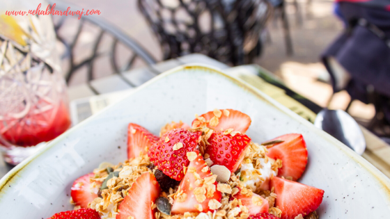 The creative blogger explaining Intermittent Fasting and keto diet